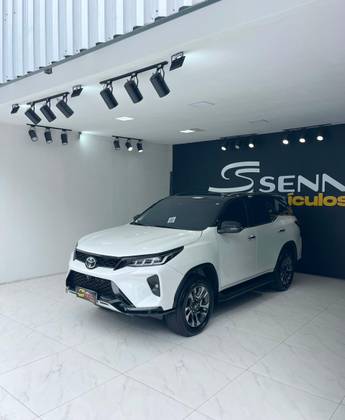 TOYOTA HILUX SW4 2.8 D-4D TURBO DIESEL DIAMOND 7L 4X4 AUTOMÁTICO
